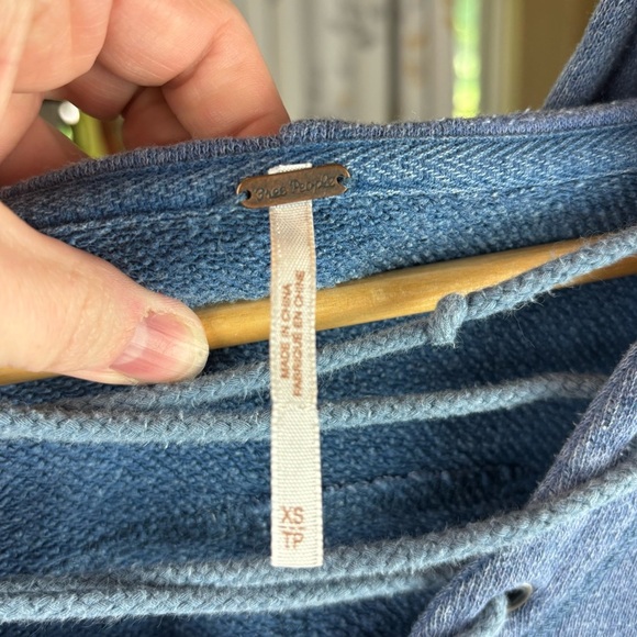 Free People OVERSIZED Winston Blue Lace-Up Top XS — ONLY BLUE, Pink is visual - Picture 6 of 7